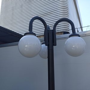 FAROL GLOBO TRIPLE CON PEDESTAL PARA JARDÍN DE 2 METROS